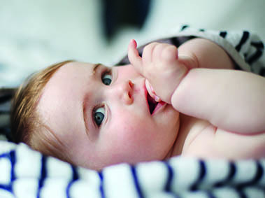 Bébé garçon, 3 mois photo stock. Image du émotions, bleu - 93935608